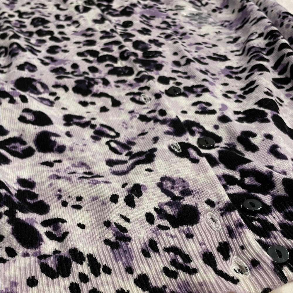 ☺️ Karen Scott Lavender and Black Animal Print cardigan - Picture 4 of 7